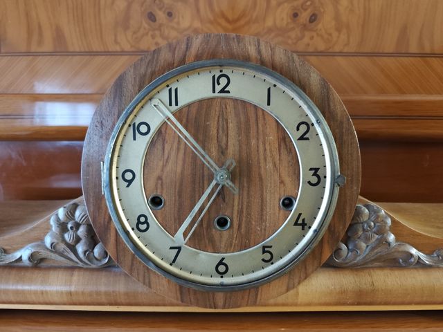 Antiguo reloj de sobremesa o chimenea