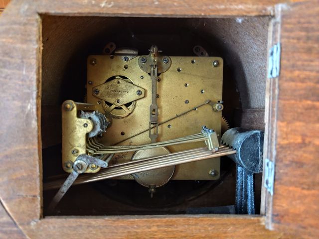 Antiguo reloj de sobremesa o chimenea