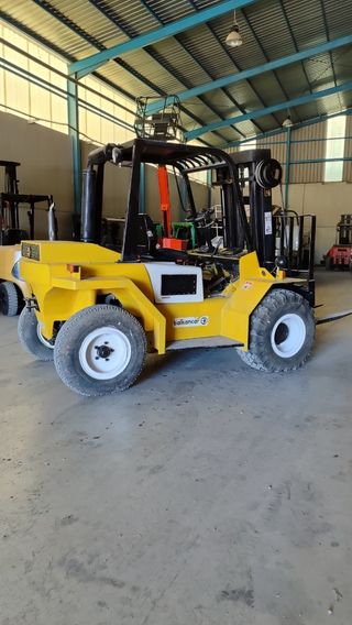 PERKINS 3000 KG- Obra pública Tipo 4x4