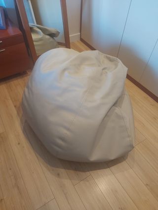 Puff piel, color beige.