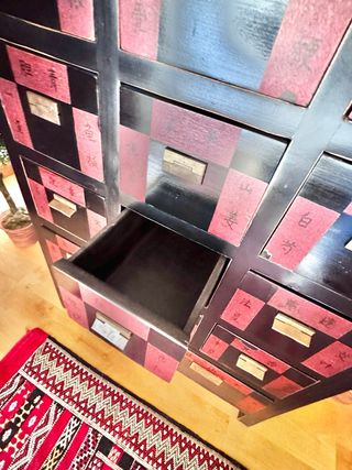 Mueble gavetero estilo oriental antiguo