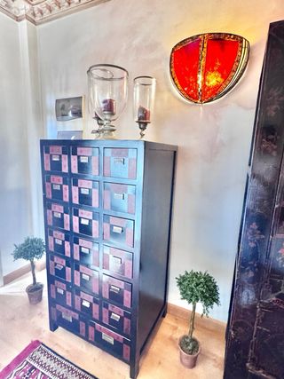 Mueble gavetero estilo oriental antiguo
