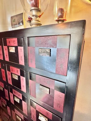 Mueble gavetero estilo oriental antiguo