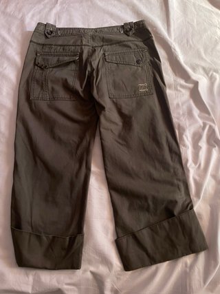 Pantalon tipo Bermuda