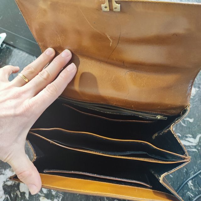 Bolso piel vintage de 1950 de la marca Loewe.