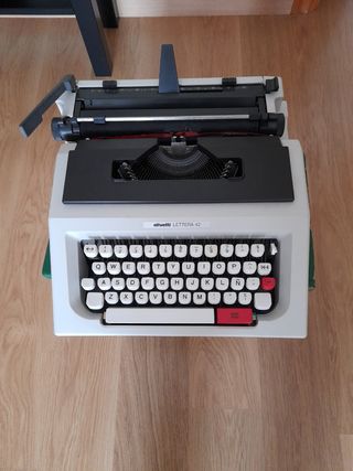 Máquina escribir Olivetti lettera 42.