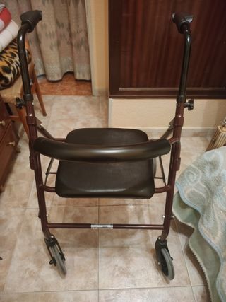 Andador persona mayor sin frenos 