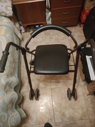 Andador persona mayor sin frenos 