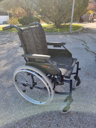 Silla de ruedas plegable como nueva