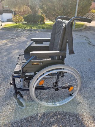 Silla de ruedas plegable como nueva