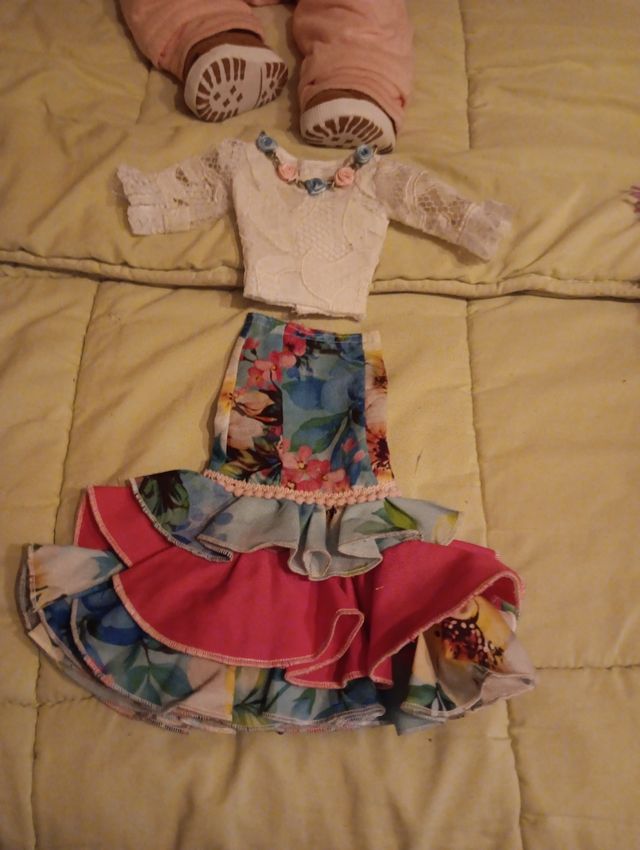 Traje de falda y blusa flamenco