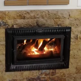 Chimena de pared Jotul, de fundición ya desmontada