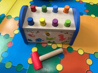 Juguete de martillo de madera