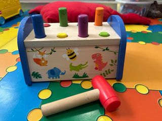 Juguete de martillo de madera