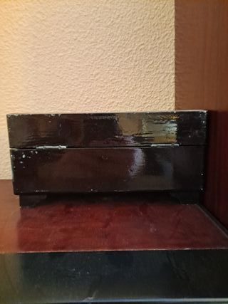 Caja joyero vintage lacada con diseño asiático