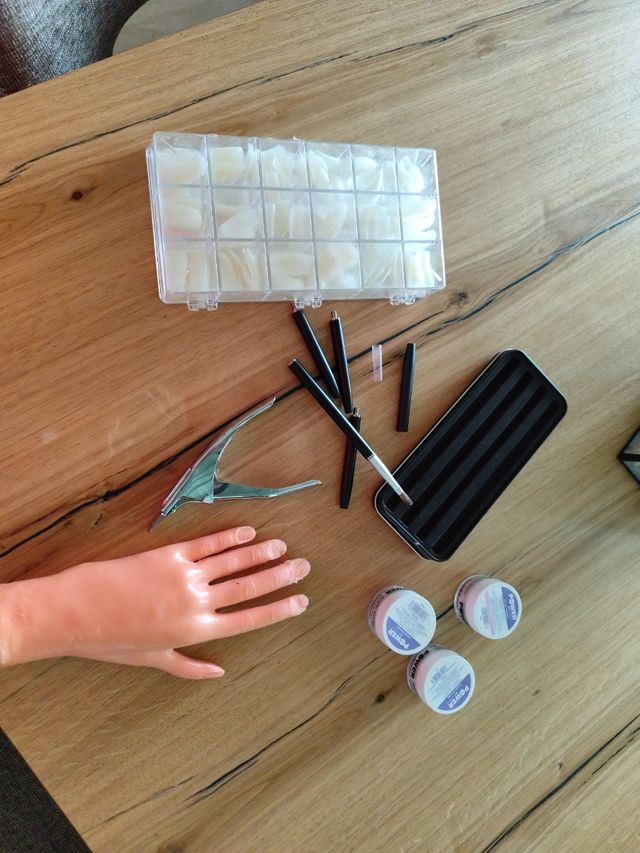 Caja grande tips, mano prácticas, pincel....