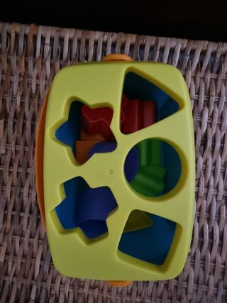 Cubo de piezas encajables fisher price.