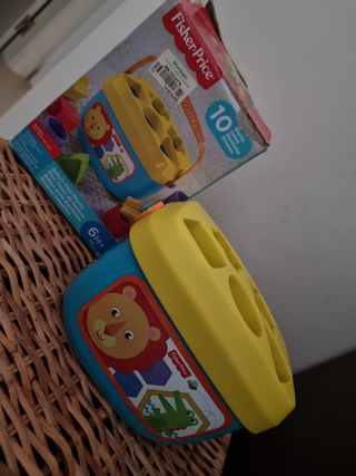 Cubo de piezas encajables fisher price.