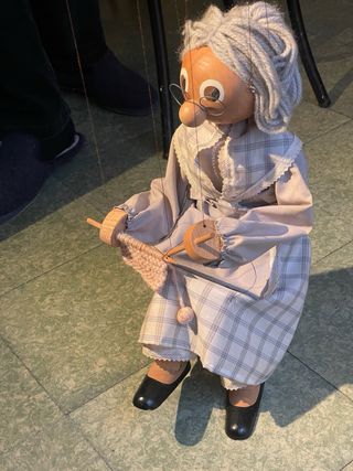 Marioneta antigua “abuela tejiendo” – buen estado