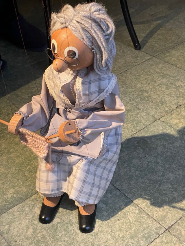 Marioneta antigua “abuela tejiendo” – buen estado
