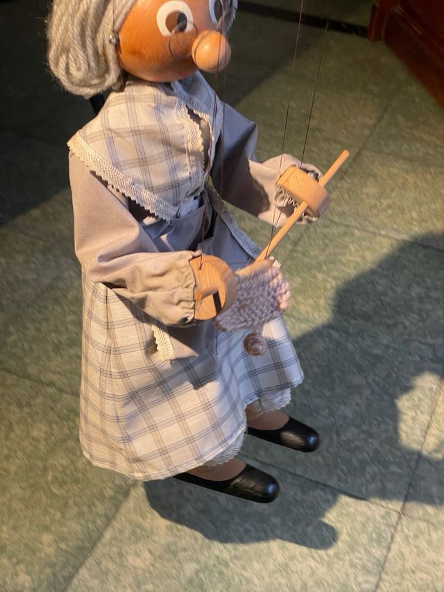 Marioneta antigua “abuela tejiendo” – buen estado