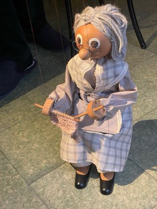 Marioneta antigua “abuela tejiendo” – buen estado