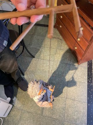 Marioneta antigua “abuela tejiendo” – buen estado