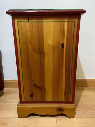 Mesita de noche de madera con cristal