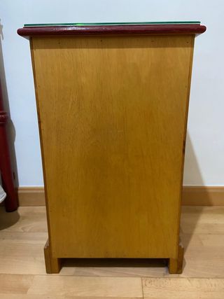 Mesita de noche de madera con cristal