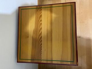 Mesita de noche de madera con cristal