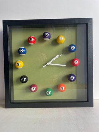 Reloj. Reloj con bolas de billar.