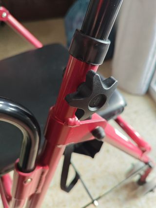 Andador plegable rojo con bolsa
