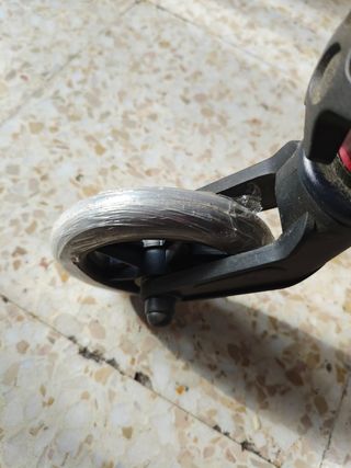 Andador plegable rojo con bolsa