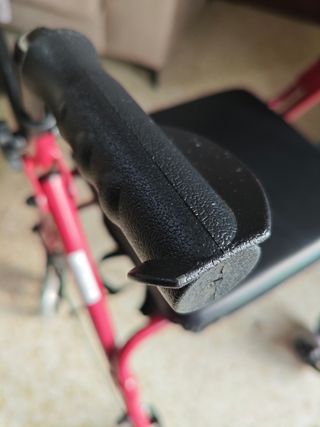 Andador plegable rojo con bolsa