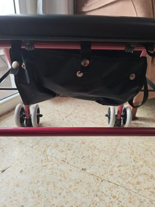Andador plegable rojo con bolsa