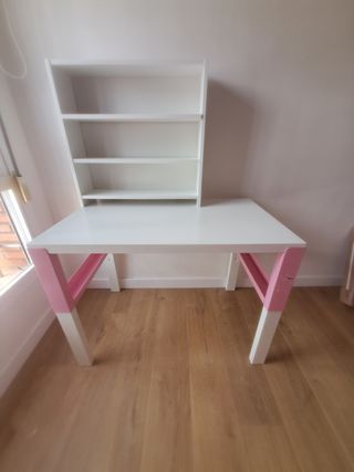 Escritorio y estantería IKEA