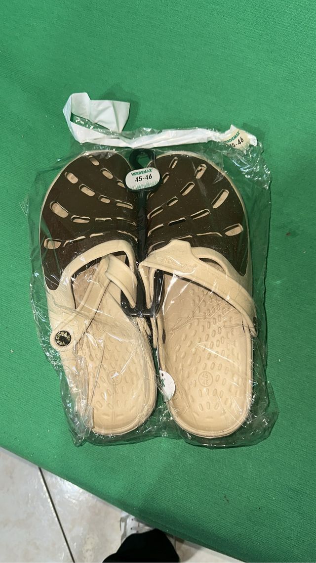 Sandali da uomo nuovi