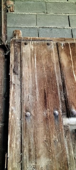 Portón castellano madera maciza puertas