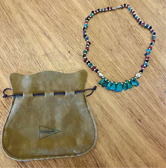 Collana in malachite con pietre nere e ocra