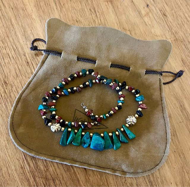 Collana in malachite con pietre nere e ocra