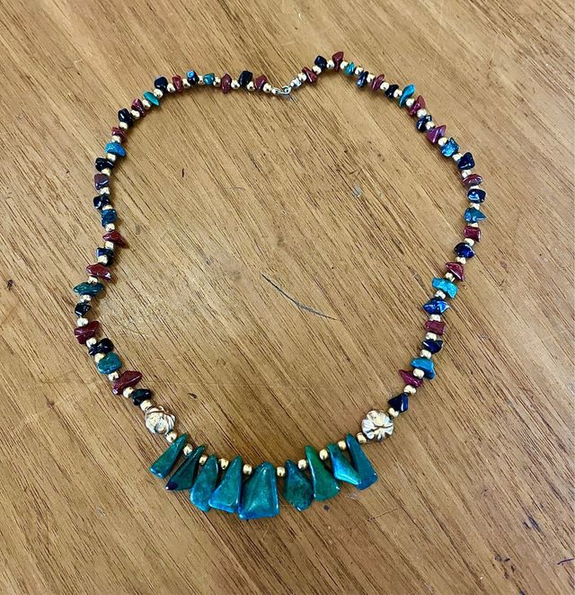 Collana in malachite con pietre nere e ocra