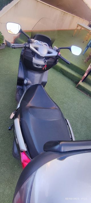 Moto 250 scooter