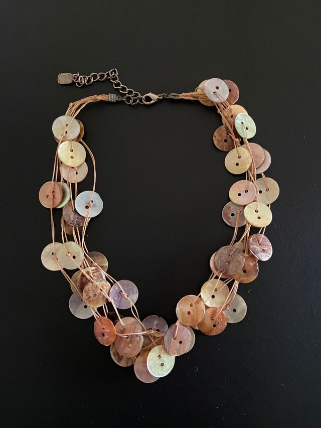 Precioso collar de botones
