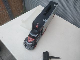 Camion transporta coches