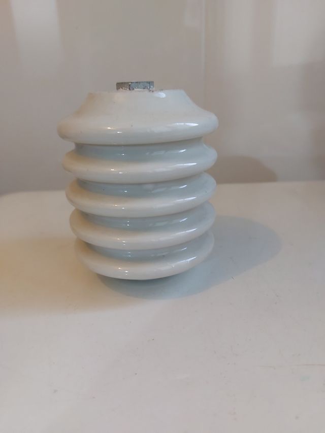 Aislador de cerámica antiguo