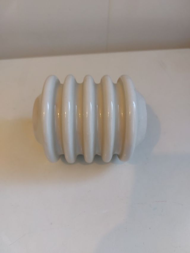 Aislador de cerámica antiguo