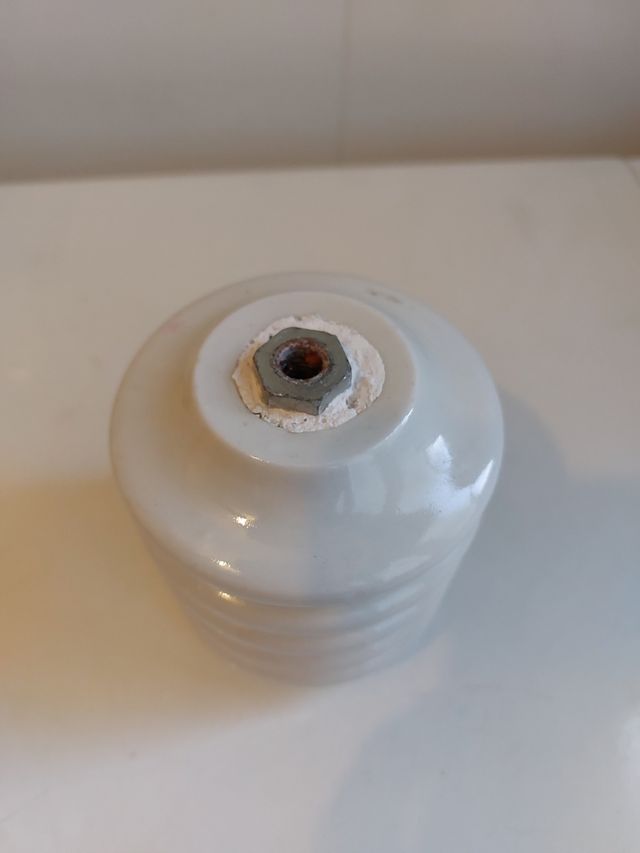 Aislador de cerámica antiguo