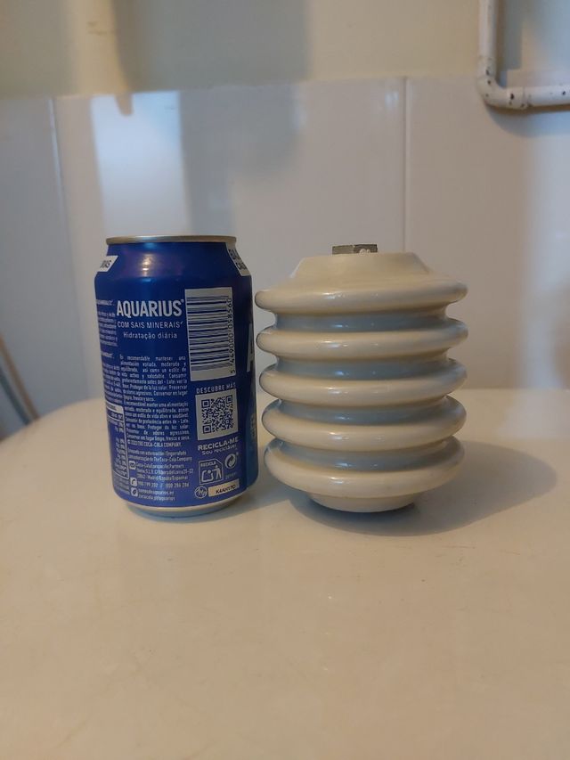 Aislador de cerámica antiguo