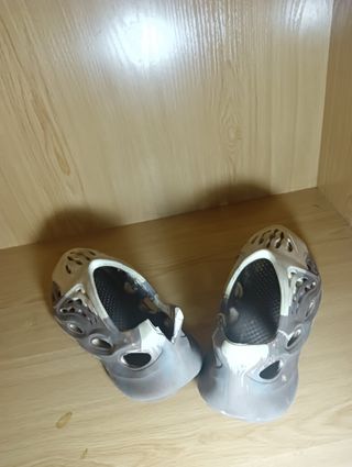 Zapatillas Tipo crocs (yezzy foam adidas) y regalo