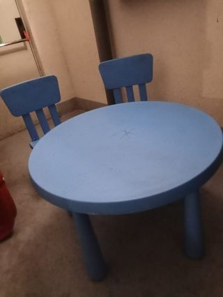 Mesa IKEA con dos sillas
